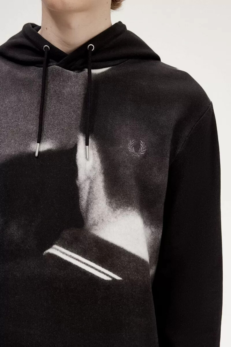 sudadera con capucha fred perry rave graphic para hombre color negro