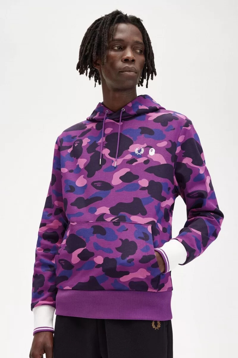 sudadera con capucha y estampado de camuflaje de fred perry para hombre color morado