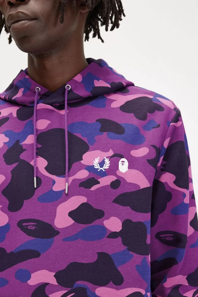 sudadera con capucha y estampado de camuflaje de fred perry para hombre color morado