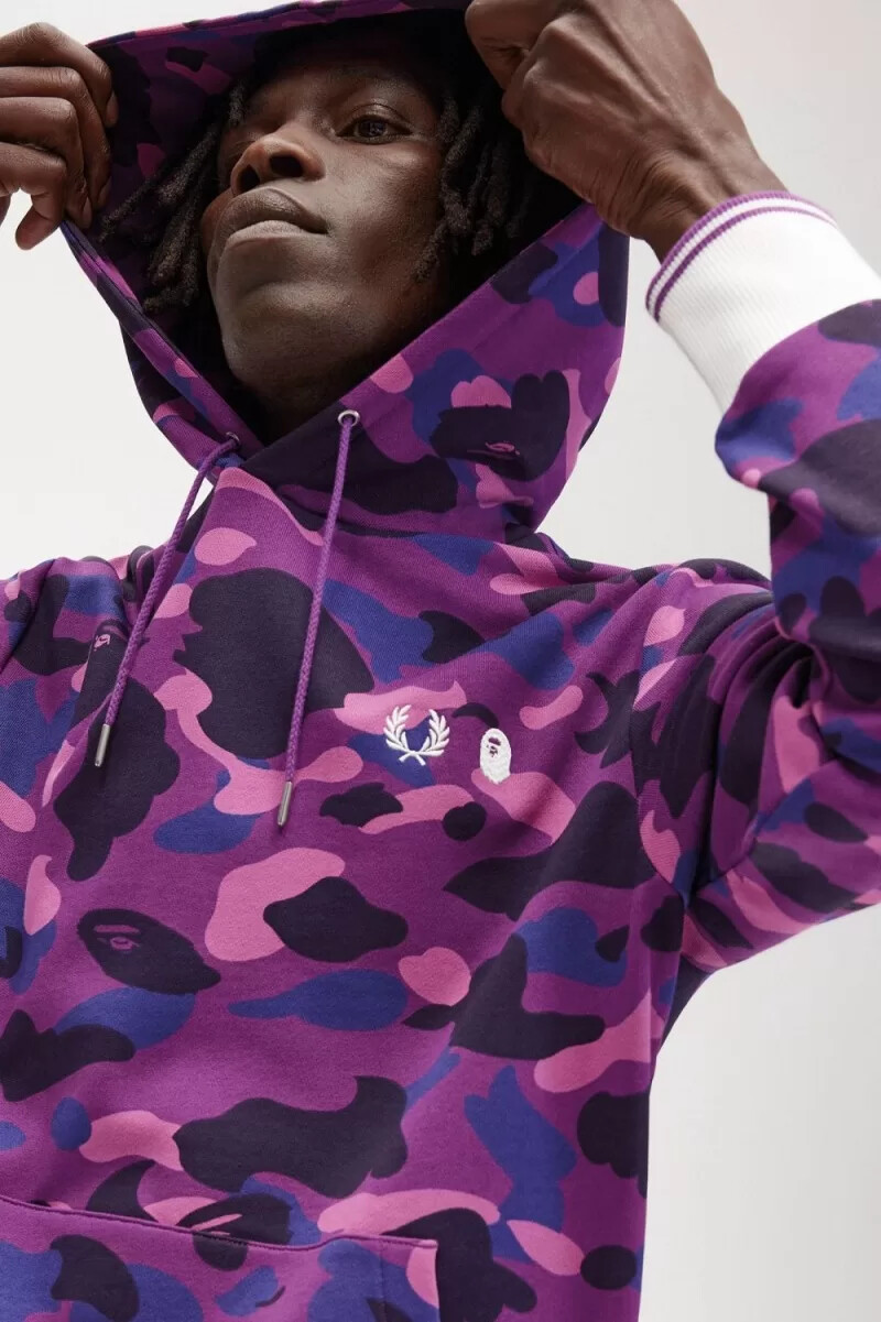 sudadera con capucha y estampado de camuflaje de fred perry para hombre color morado