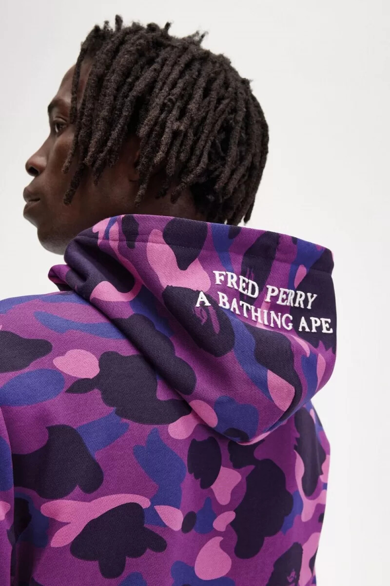 sudadera con capucha y estampado de camuflaje de fred perry para hombre color morado