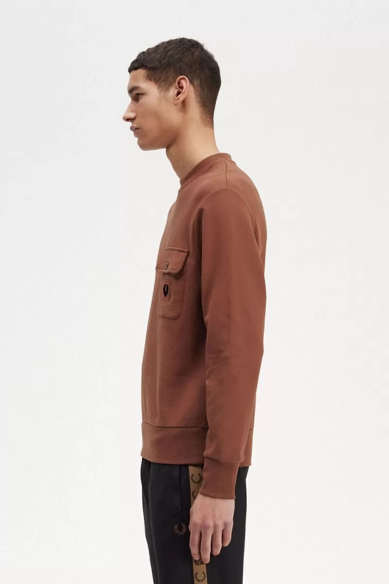 sudadera fred perry con cuello redondo y detalle de insignia para hombre en marrón whisky