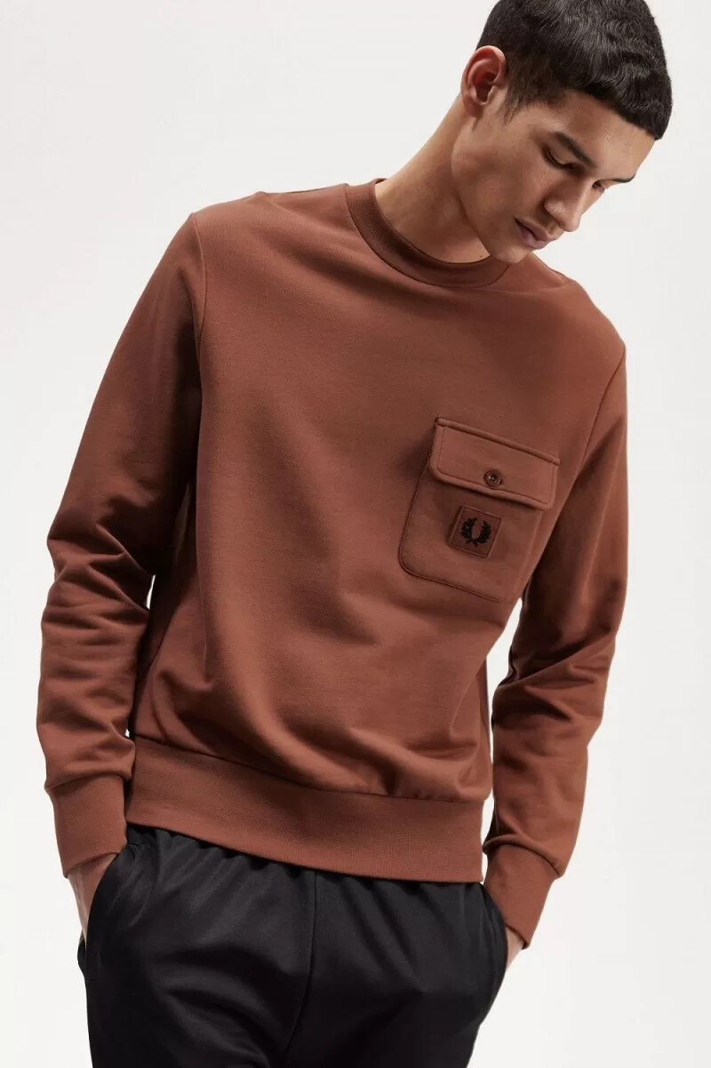 sudadera fred perry con cuello redondo y detalle de insignia para hombre en marrón whisky