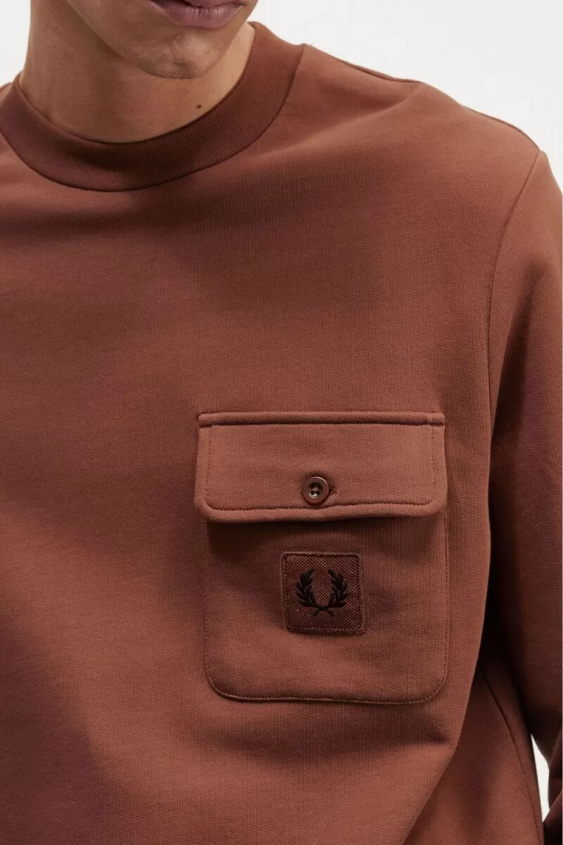 sudadera fred perry con cuello redondo y detalle de insignia para hombre en marrón whisky