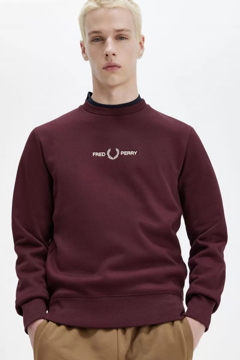 sudadera fred perry bordada para hombre color sangre de buey