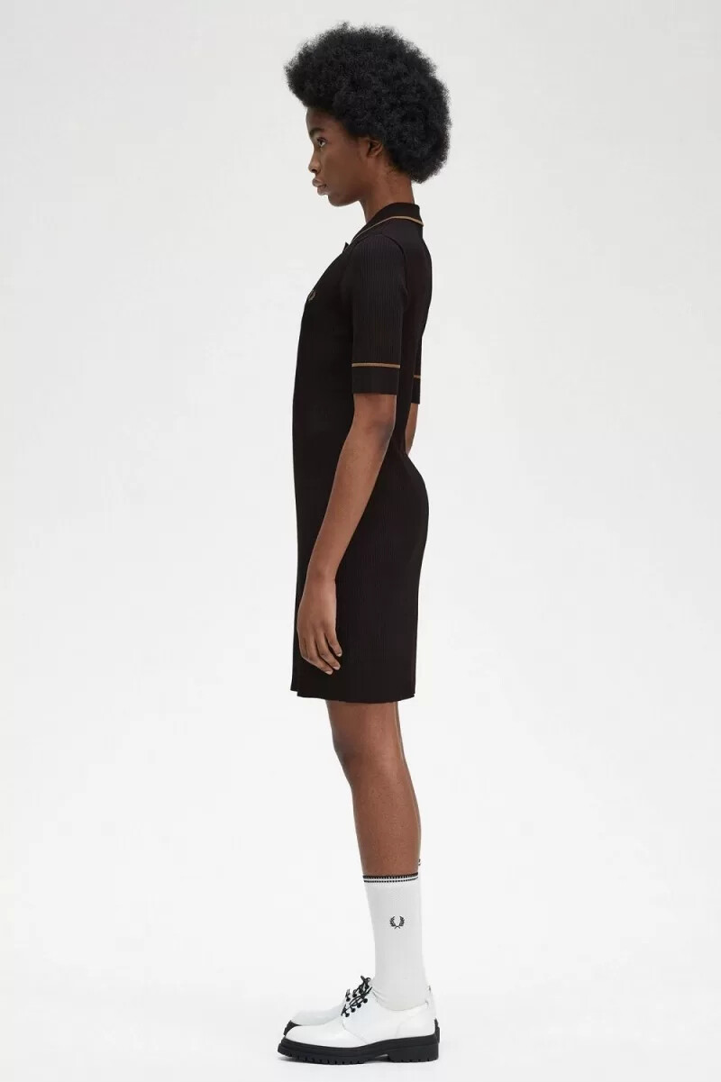 vestido negro de mujer con camisa de punto acanalado de fred perry