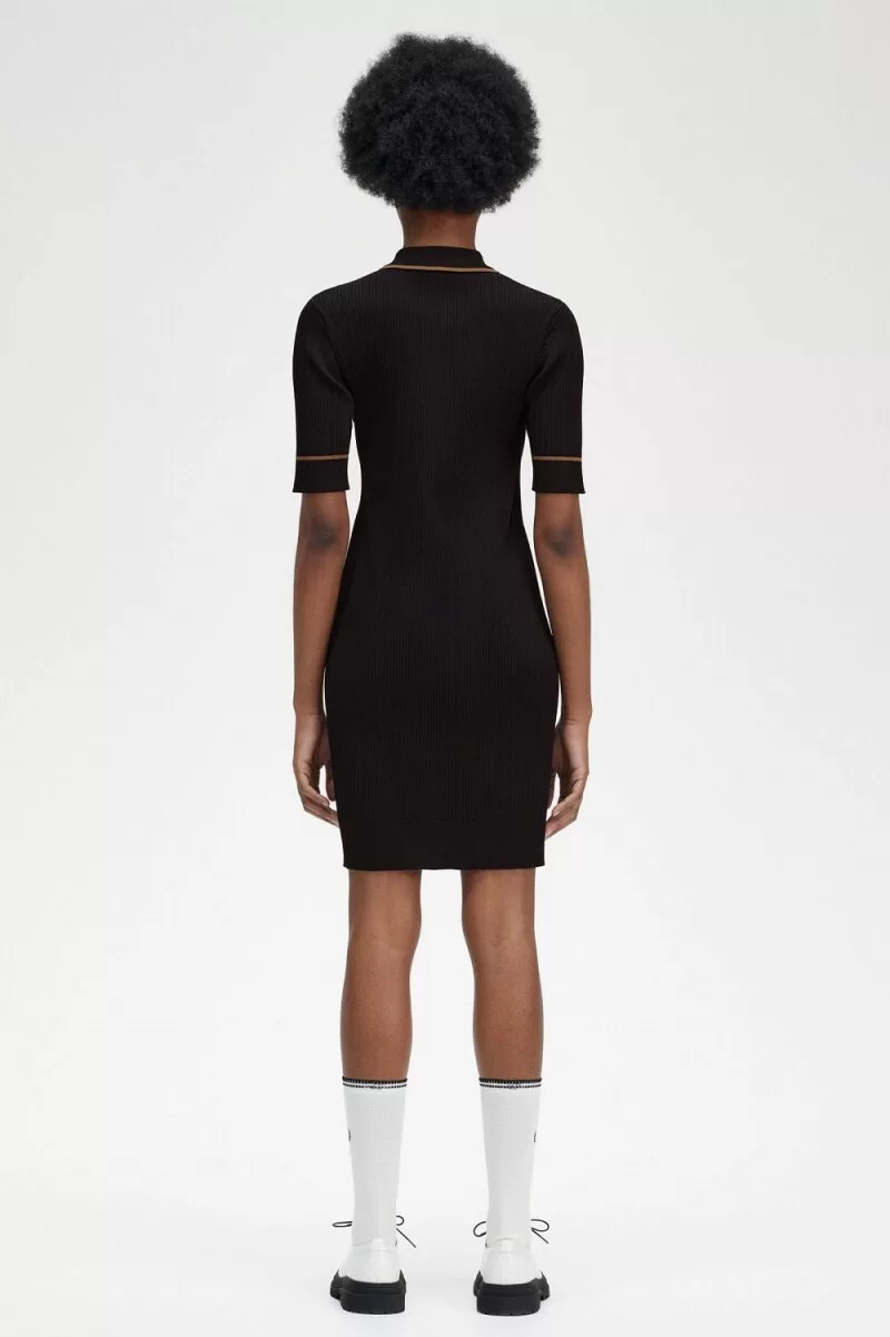 vestido negro de mujer con camisa de punto acanalado de fred perry