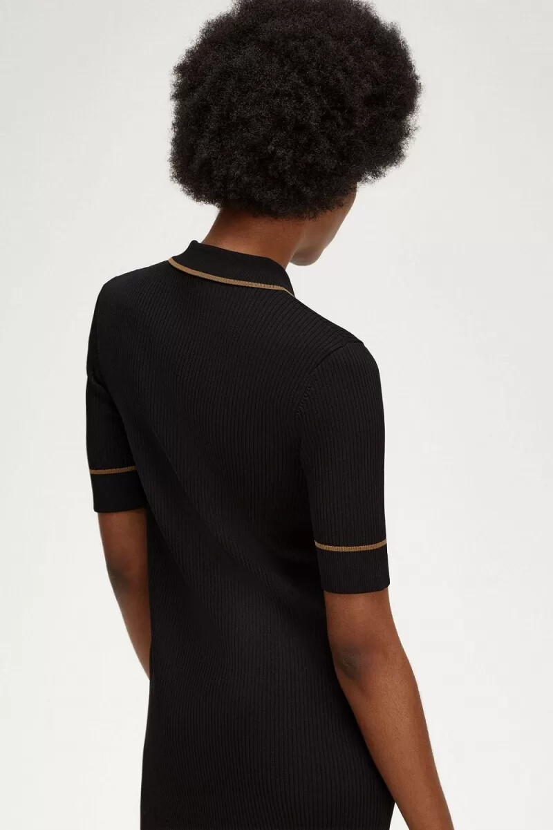vestido negro de mujer con camisa de punto acanalado de fred perry