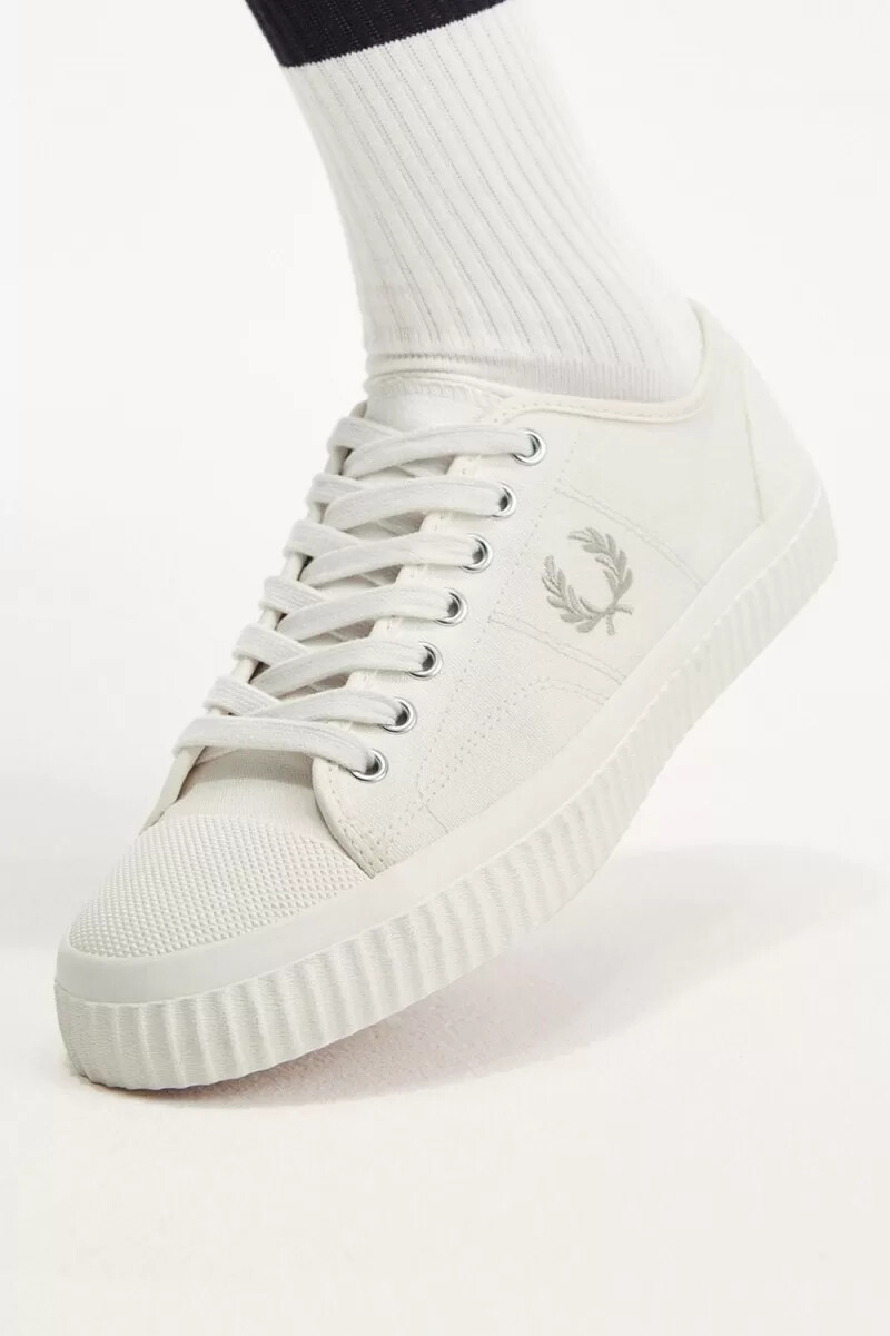 zapatillas de lona fred perry low hughes para mujer en beige claro y avena